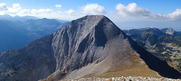 grimpant la cime Vihren et la cime Kutelo